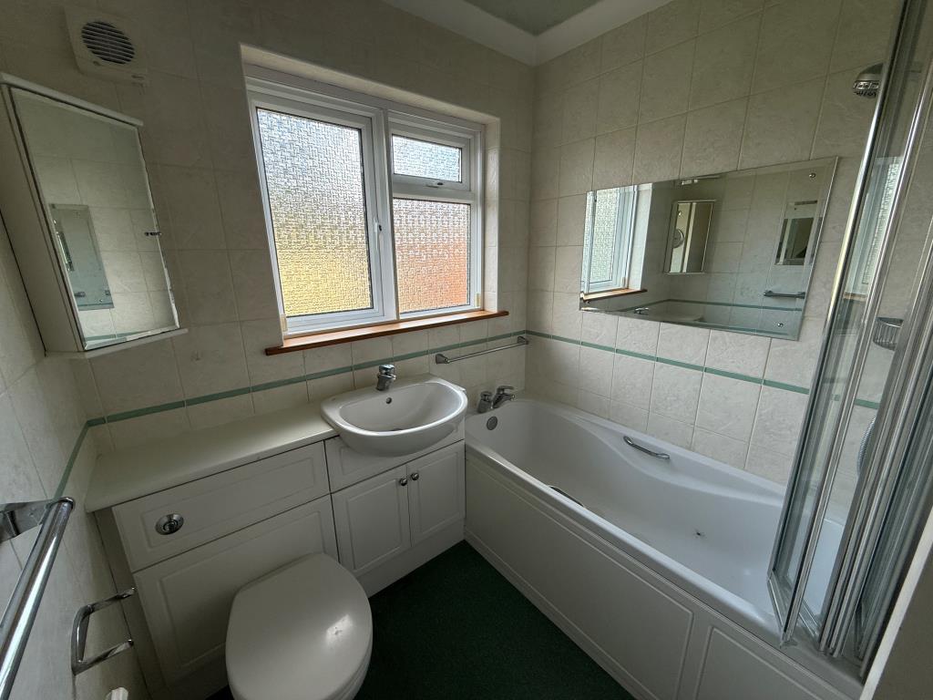 Lot: 124 - SEMI-DETACHED BUNGALOW FOR REFURBISHMENT - Bathroom with WC